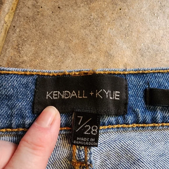 Kendall + Kylie Shorts 7/28 The Icon Short Distressed Cut Off Denim Blue Size 28 - Picture 6 of 9